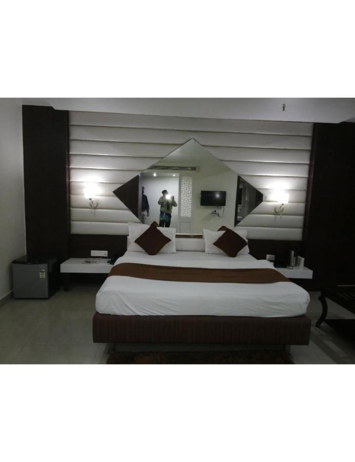 Hotel D Grand, Барейли Екстериор снимка
